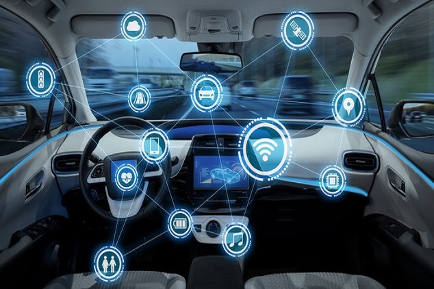 Sposi che si baciano davanti a un'auto