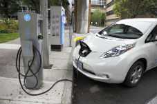Auto elettrica in ricarica 4